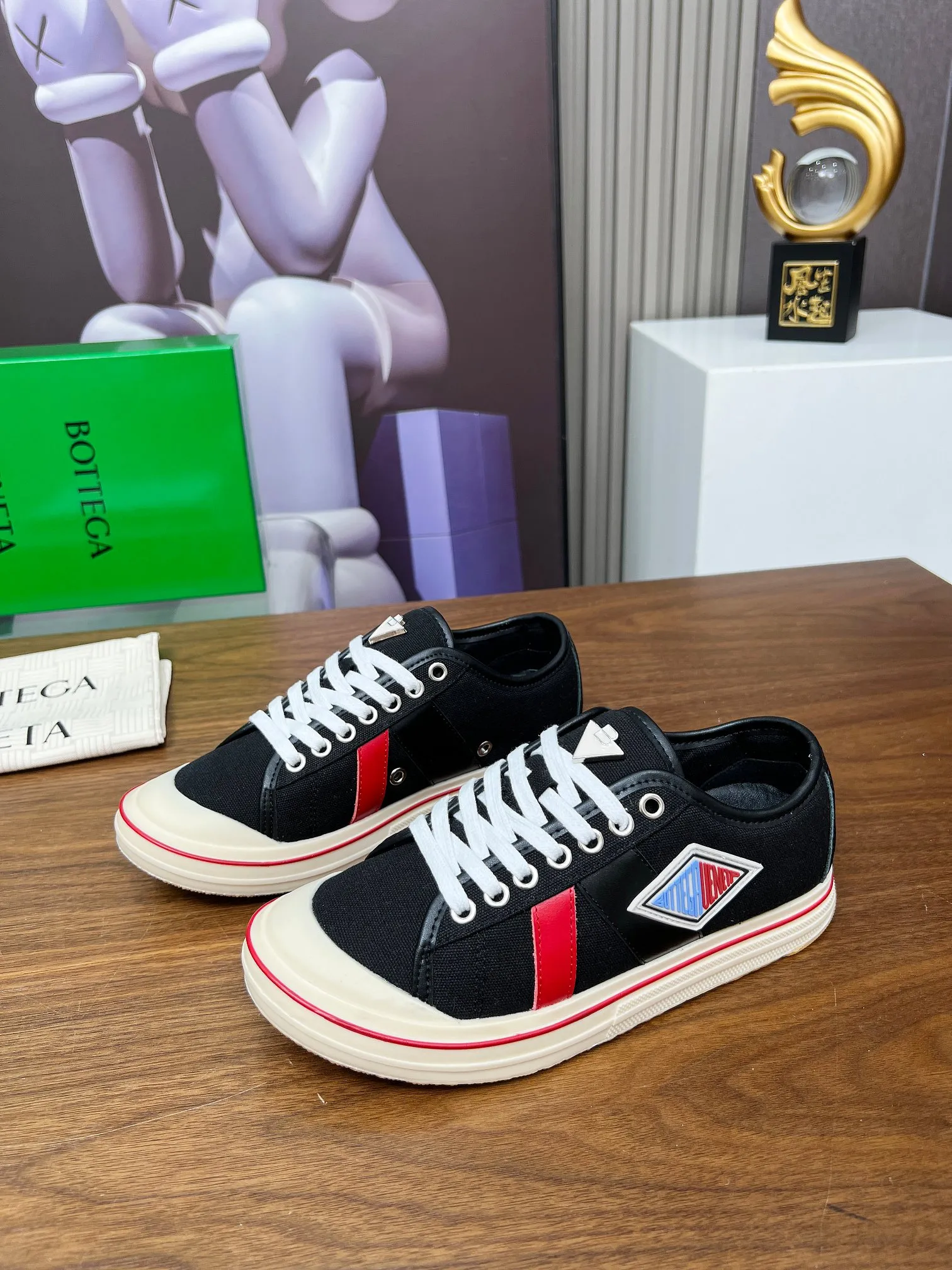 Men's men's shoes 💰500💰 Bottega Veneta BV's latest Eliot series retro basketball shoes casual sports canvas shoes will become gods once it is launched‼ ️ Inspired by retro basketball sneakers, the color combination highlights youthful vitality and perfectly interprets the theme of youth and childlike innocence. The details are also very particular. The summer canvas brings excellent durability and comfort. Designs such as calfskin trim, rubber toe caps and hand-painted retro red lines are full of retro feel. The round toe and convex sole add a modern feel and are suitable for various styles. Easily create a fashionable atmosphere. The upper foot is the focus...can be worn as a couple's shoes...The red lines on each shoe edge are hand-painted, which adds more taste and attitude! ✦Fabric: Original customized high-density canvas + cowhide ✦Inner: original customized breathable canvas ✦Insole: movable latex cowhide insole ✦Sole: original molded non-slip and wear-resistant TPU material ✦Sole thickness: 3cm, low-profile, single shoe ✦Number of sizes: female size 35--40, female 40 is customized and non-returnable❕ ✦Number: male size 39--45, male 45 is customized and non-returnable❗️
